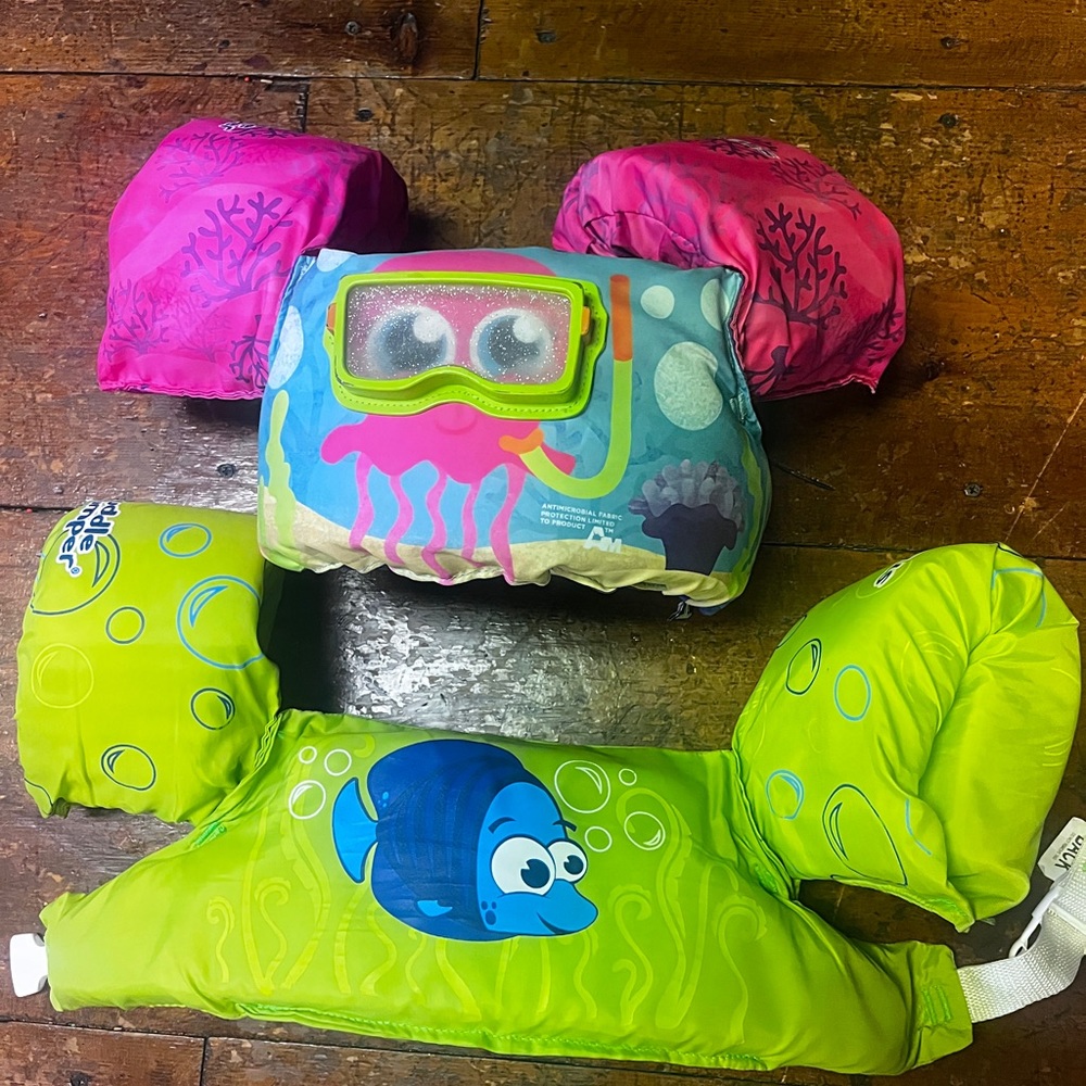 Two puddle jumper floaters